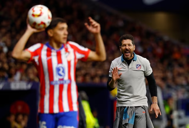 Diego Simeone odotti pelaajien saapuvan tunneliin ensimmäistä kertaa